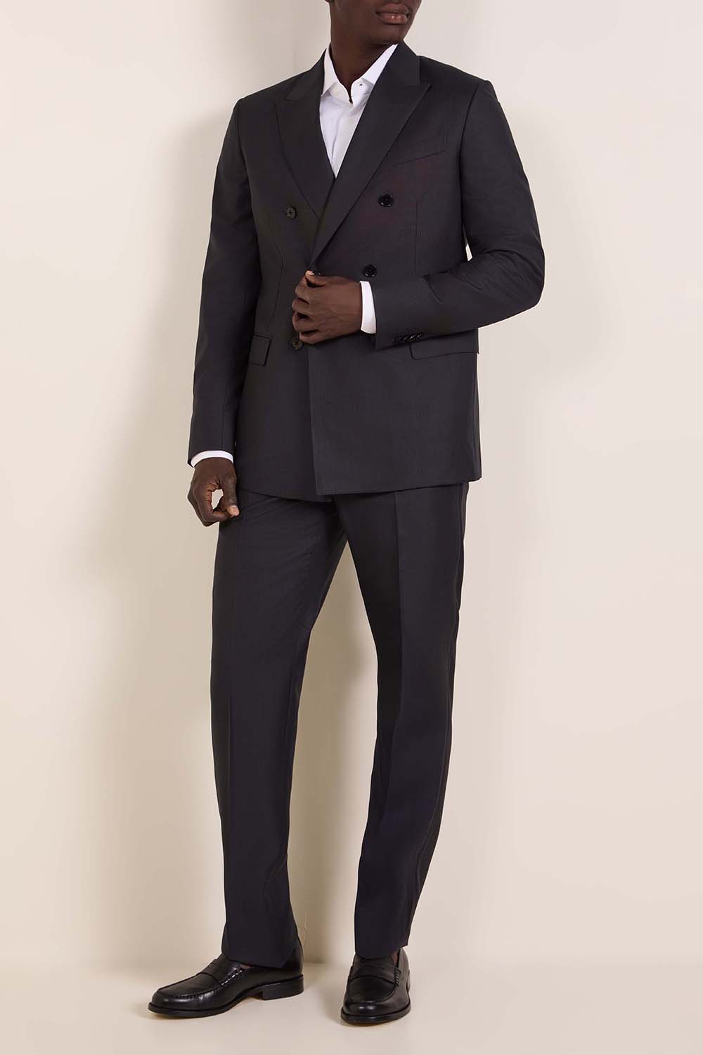 תמונת כל הלוק של חליפה מחוייטת